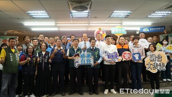 ▲「展翼關懷行動」捐贈儀式於市府舉行,善心人士捐助349.5萬元支援23校特教助理員。(記者林東良翻攝,下同)