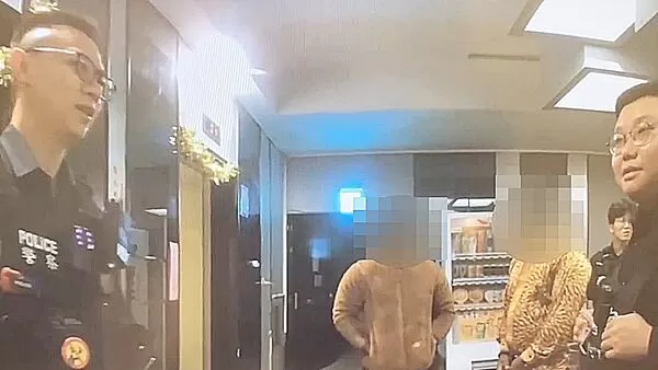 ▲2名法籍男子去年10月向燒烤店業者誆稱以「黑紙洗美金」害燒烤業者慘遭詐騙1700萬元,桃園警方查獲詐騙其中1名法籍男子利瑪(右二)到案。(資料照/桃園警分局提供)