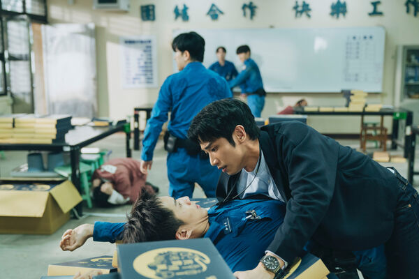 ▲《監所男子囚生記》劉以豪與陳澤耀一冷一熱的組合,火花強烈又充滿張力。(圖/愛奇藝國際版、壹壹影業提供)