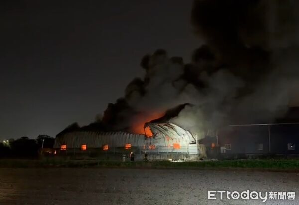 ▲▼台南安定區工廠火警,300平方公尺火勢撲滅。(圖/記者林東良翻攝)