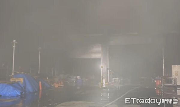 ▲▼台南安定區工廠火警,300平方公尺火勢撲滅。(圖/記者林東良翻攝)