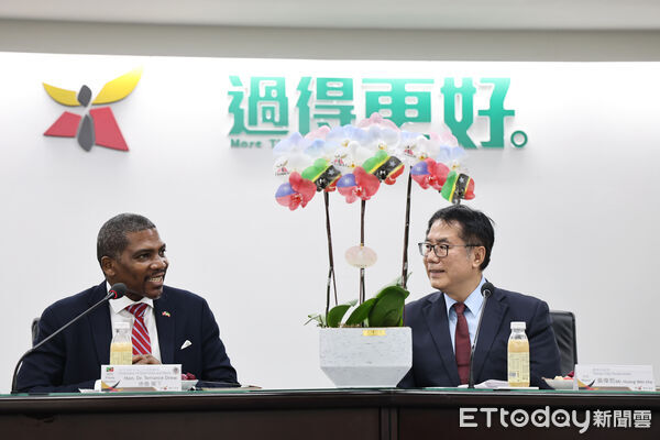 ▲聖克里斯多福及尼維斯總理德魯與夫人率團造訪台南,市長黃偉哲在市府迎接訪團。(記者林東良翻攝,下同)