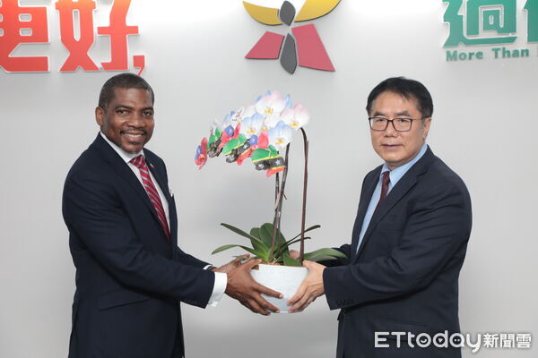 ▲聖克里斯多福及尼維斯總理德魯與夫人率團造訪台南,市長黃偉哲在市府迎接訪團。(記者林東良翻攝,下同)