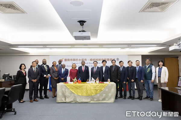 ▲聖克里斯多福及尼維斯總理德魯與夫人率團造訪台南,市長黃偉哲在市府迎接訪團。(記者林東良翻攝,下同)