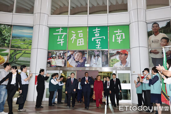 ▲聖克里斯多福及尼維斯總理德魯與夫人率團造訪台南,市長黃偉哲在市府迎接訪團。(記者林東良翻攝,下同)