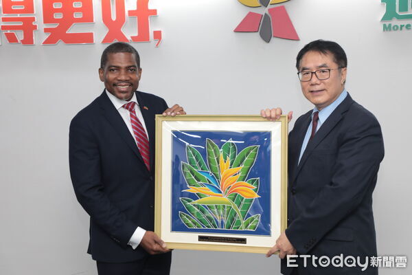 ▲聖克里斯多福及尼維斯總理德魯與夫人率團造訪台南,市長黃偉哲在市府迎接訪團。(記者林東良翻攝,下同)