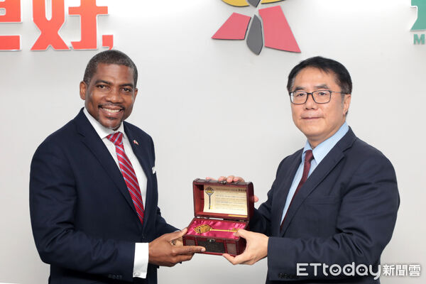 ▲聖克里斯多福及尼維斯總理德魯與夫人率團造訪台南,市長黃偉哲在市府迎接訪團。(記者林東良翻攝,下同)