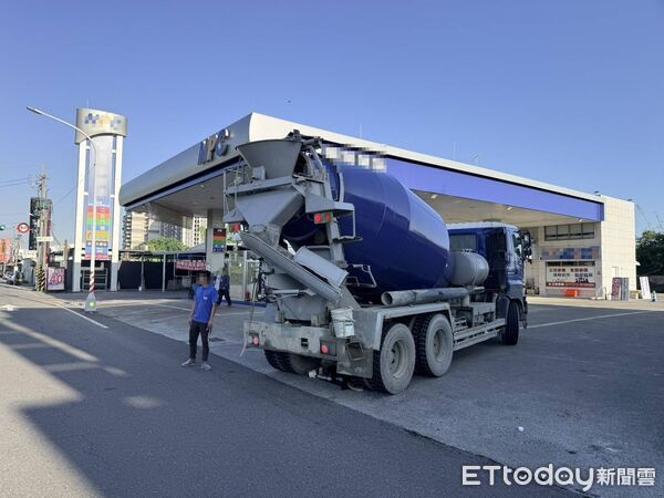 ▲林男駕駛預拌混凝土車準備轉入加油站時,疑因視線死角輾過陳婦。(圖/記者吳世龍翻攝)