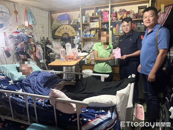 ▲枋寮警方捐款助王婦。(圖/記者陳崑福翻攝)