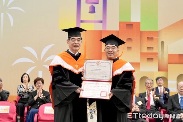 ▲▼台大校長陳文章(圖右)今天頒授名譽博士學位予光寶科技創辦人暨光寶集團董事長宋恭源(圖左)。(圖/台大提供)