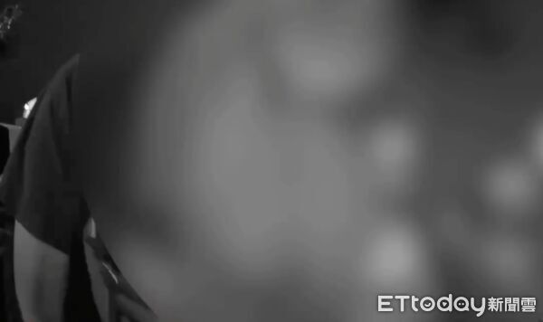 ▲▼男子等紅綠燈見到穿短裙的女保險員,一時性起竟當街拍下裙底風光。(圖/記者邱中岳翻攝)