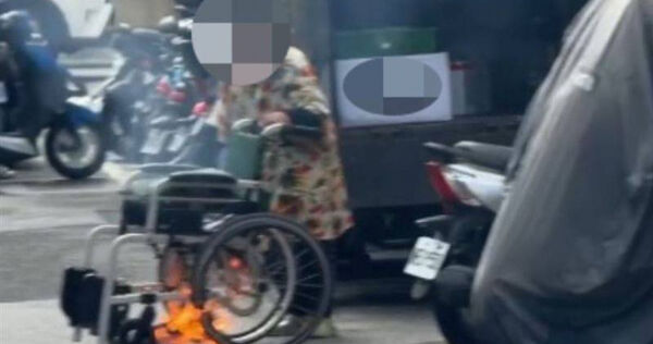 信義區驚見輪椅火光阿嬤路邊放火惹議,路人勸阻反被罵走。(圖 /翻攝畫面)