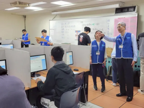 ▲葉協隆局長(右一)視察考場為應試考生加油。(圖/航港局提供)