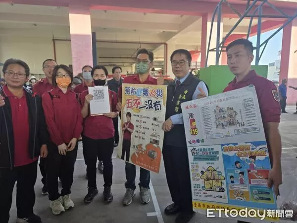 ▲佳里消防分隊於胡麻節設定宣導攤位,向民眾介紹住宅用火災警報器的重要性。(記者林東良翻攝,下同)