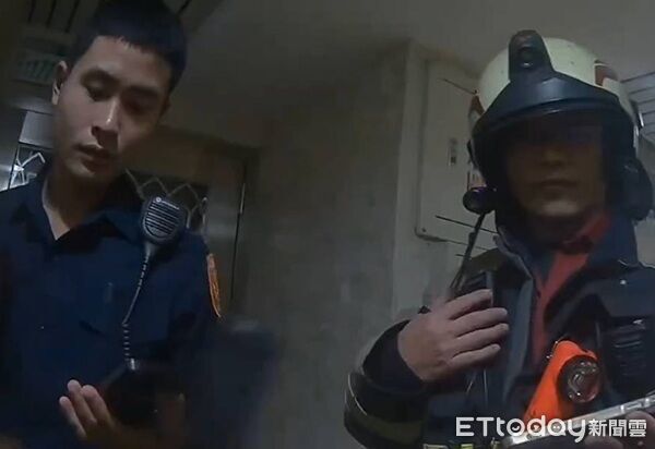 ▲警方與救護人員逐戶搜索來確認病倒李男的住處。(圖/桃園警分局提供)