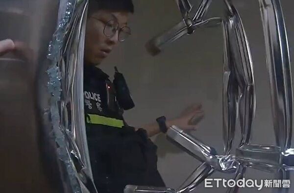 ▲▼確認李男住處後,警消立即果斷破門救援,將其送往醫院治療。。(圖/桃園警分局提供)