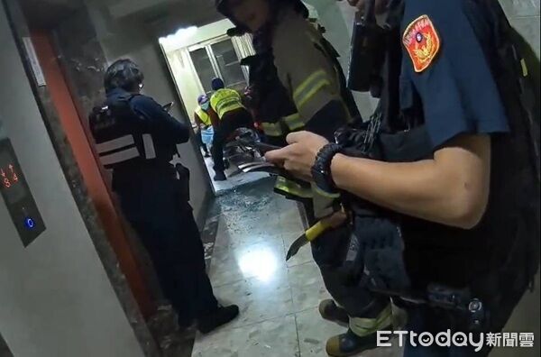 ▲▼確認李男住處後,警消立即果斷破門救援,將其送往醫院治療。。(圖/桃園警分局提供)