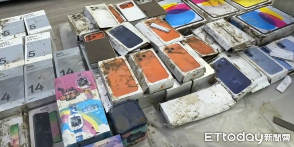 ▲▼ 蘇澳一家電信行店內的手機櫃唄洪水沖走,3天後意外尋獲。(圖/記者游芳男翻攝,下同)