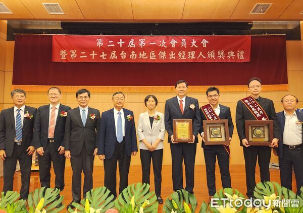 ▲王正坤醫師捐600萬元協助成大管理學院整建講堂,教育部頒發金質獎牌肯定其公益善舉。(記者林東良翻攝,下同)