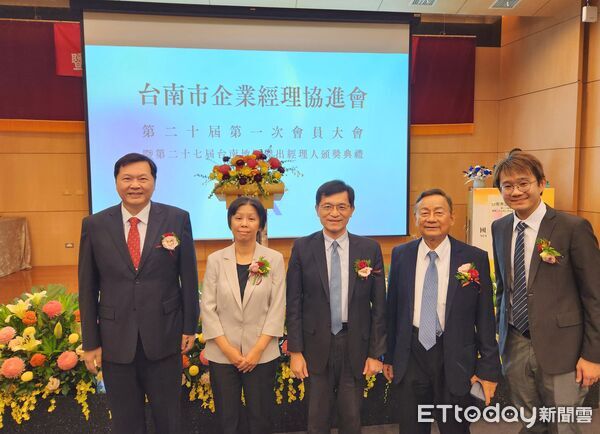 ▲王正坤醫師捐600萬元協助成大管理學院整建講堂,教育部頒發金質獎牌肯定其公益善舉。(記者林東良翻攝,下同)