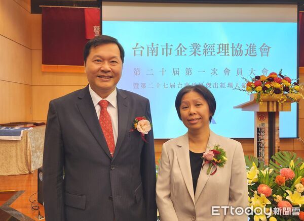 ▲王正坤醫師捐600萬元協助成大管理學院整建講堂,教育部頒發金質獎牌肯定其公益善舉。(記者林東良翻攝,下同)