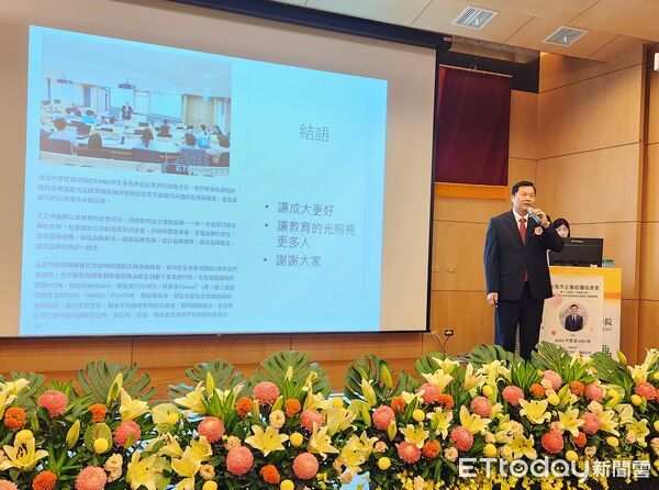 ▲王正坤醫師捐600萬元協助成大管理學院整建講堂,教育部頒發金質獎牌肯定其公益善舉。(記者林東良翻攝,下同)