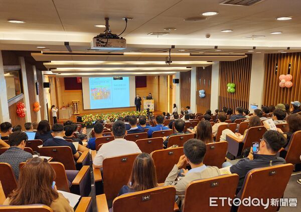 ▲王正坤醫師捐600萬元協助成大管理學院整建講堂,教育部頒發金質獎牌肯定其公益善舉。(記者林東良翻攝,下同)