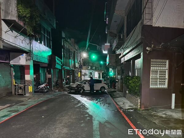 ▲▼ 新北市汐止區鄉友街今日清晨發生一起酒駕自撞車禍 。(圖/記者邱中岳翻攝)