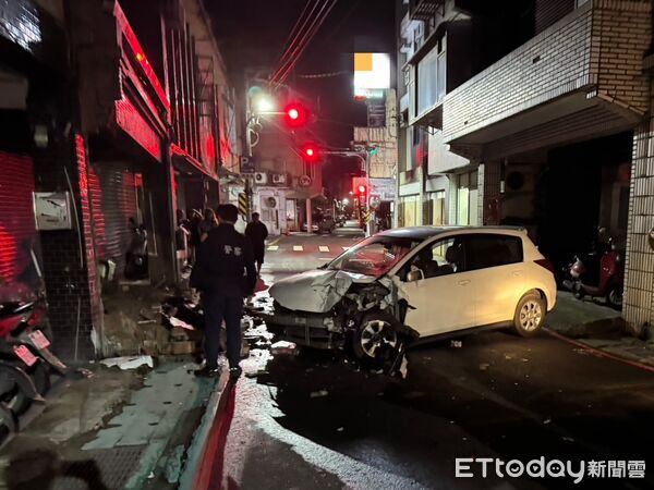▲▼ 新北市汐止區鄉友街今日清晨發生一起酒駕自撞車禍 。(圖/記者邱中岳翻攝)