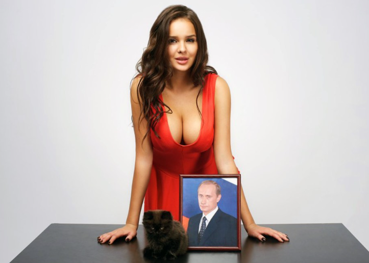 ▲▼17歲巨乳少女成「普丁情婦」!多次進出官邸 拿到豪宅當分手費。(圖/翻攝自X)