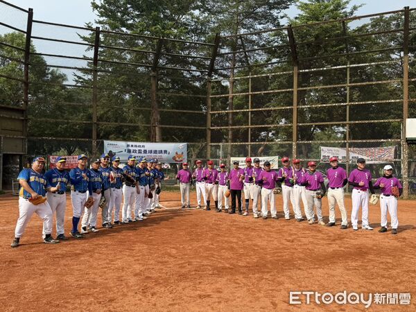 ▲「廉政盃壘球賽暨反貪反詐宣導活動」15日在屏東糖場棒壘球場開打。(圖/記者陳崑福翻攝)