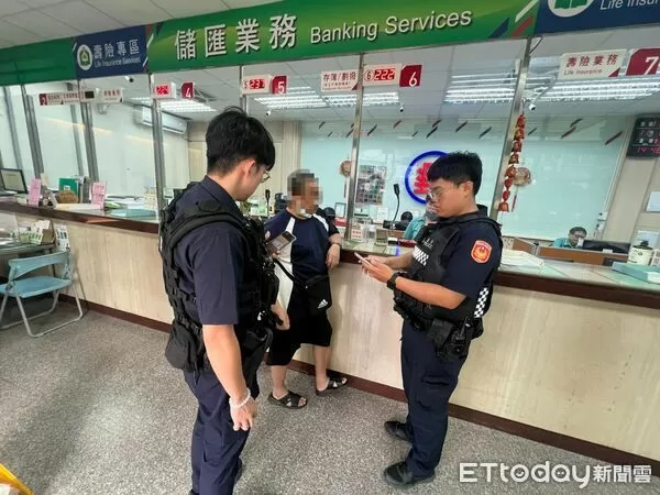 ▲潮州警方會同郵局人員即時阻止盧男被騙。(圖/記者陳崑福翻攝)