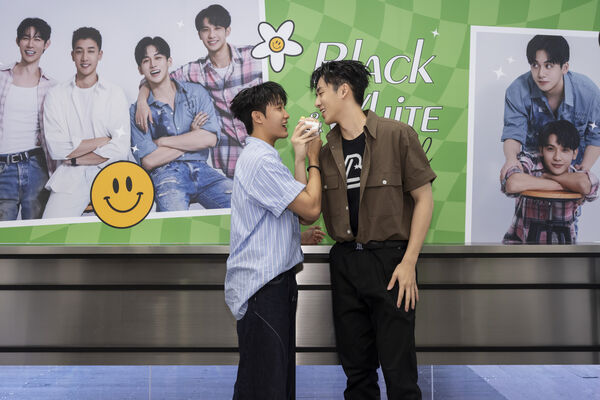 ▲《黑白原來是真的》葛兆恩(右)、紀成澔重返拍攝場景舉辦慶功媒體茶敘。(圖/結果娛樂提供)