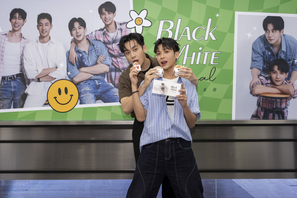 ▲《黑白原來是真的》葛兆恩(右)、紀成澔重返拍攝場景舉辦慶功媒體茶敘。(圖/結果娛樂提供)