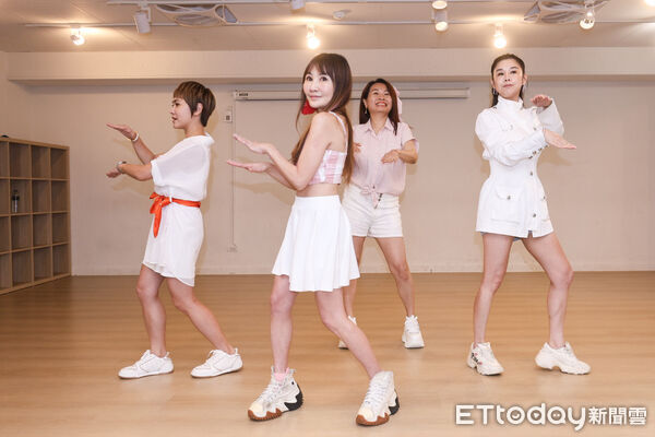 ▲10億財富女神王宥忻組女團「F40」練舞。(圖/記者林敬旻攝)
