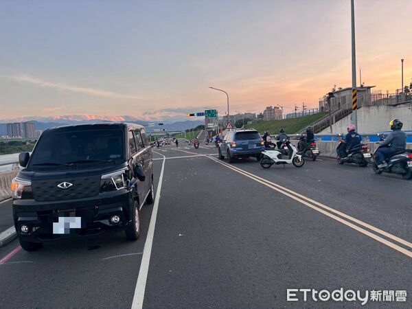 ▲高男開車返家途中,遭騎身障機車呂男逆向撞上。(圖/記者陸運陞翻攝)
