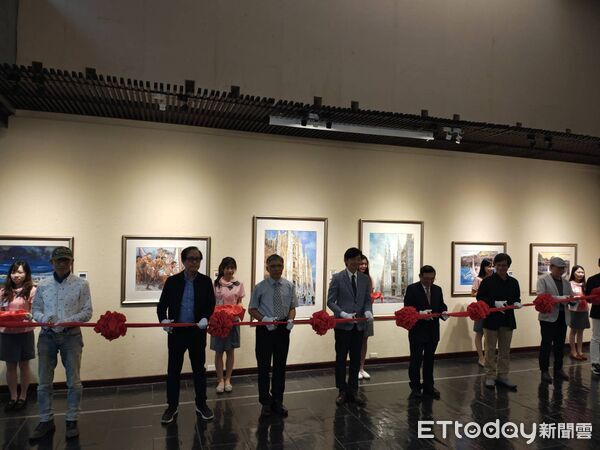 ▲郭宗正在台南市文化中心舉辦水彩創作展,副市長葉澤山蒞臨開幕致詞。(記者林東良翻攝,下同)