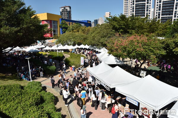 ▲百攤公益響應!中華大家功德會園遊會湧人潮,偏鄉孩子靠自己築夢。(圖/記者游瓊華翻攝)