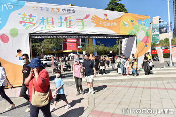 ▲百攤公益響應!中華大家功德會園遊會湧人潮,偏鄉孩子靠自己築夢。(圖/記者游瓊華翻攝)