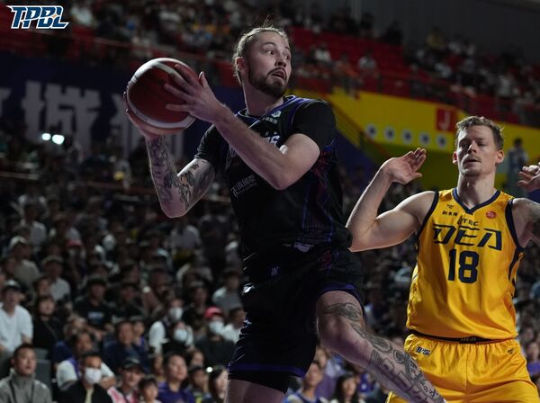 ▲攻城獅高國豪、德魯,特攻謝亞軒、阿巴西、馬可。(圖/TPBL職籃提供)