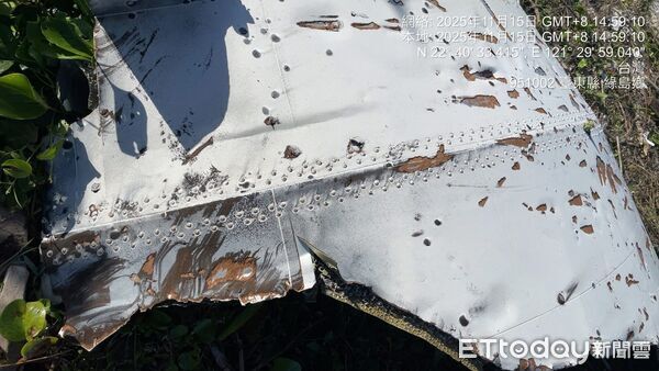 ▲▼綠島海岸發現不明飛行器殘骸。(圖/田鴻銘提供)