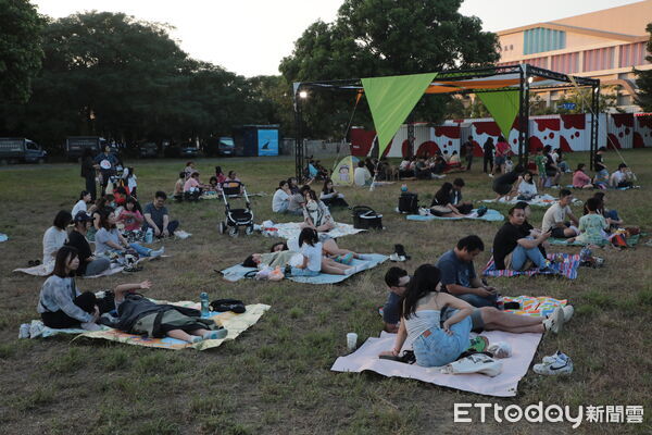 ▲台南市長黃偉哲出席《滾草皮音樂市集》,與萌犬互動吸引民眾圍觀。(記者林東良翻攝,下同)