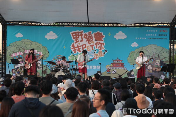 ▲台南市長黃偉哲出席《滾草皮音樂市集》,與萌犬互動吸引民眾圍觀。(記者林東良翻攝,下同)