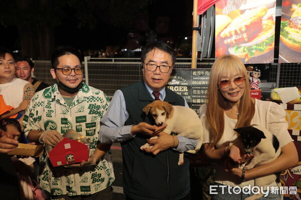 ▲台南市長黃偉哲出席《滾草皮音樂市集》,與萌犬互動吸引民眾圍觀。(記者林東良翻攝,下同)