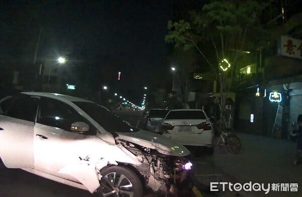 ▲▼嘉義自小客自撞,後座女乘客臉上爬滿鮮血。(圖/記者翁伊森翻攝)
