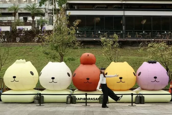 ▲碧潭地景 「水豚君(KAPIBARASAN)」與好友氣偶裝置將一路展至12月28日。(圖/新北市觀旅局提供)