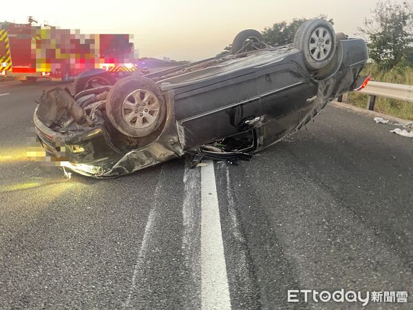 ▲▼ 國道1雲林段今晨3車追撞翻覆 造成1死5傷不幸事故 。(圖/記者游瓊華翻攝)