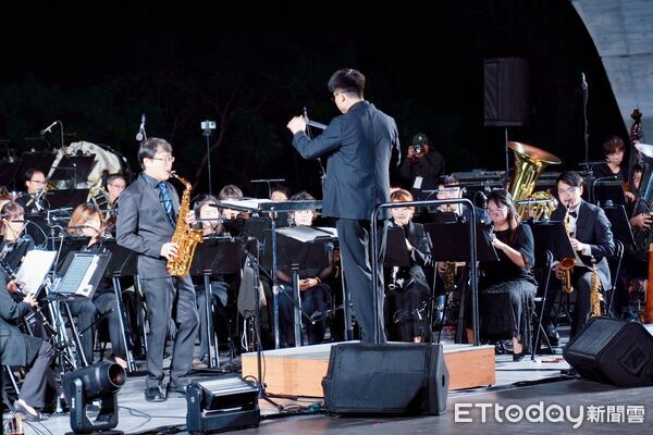 ▲NTSO臺灣管樂團壓軸開演,薩克斯風魅力綻放、璀璨煙花點亮日月潭夜空。(圖/日月潭國家風景區管理處提供)