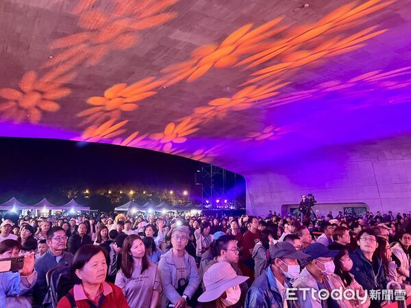 ▲NTSO臺灣管樂團壓軸開演,薩克斯風魅力綻放、璀璨煙花點亮日月潭夜空。(圖/日月潭國家風景區管理處提供)