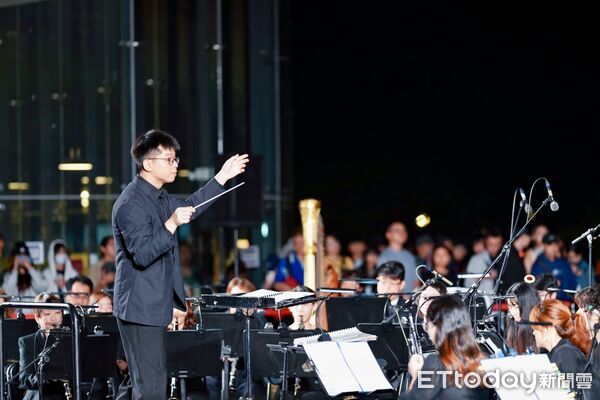 ▲NTSO臺灣管樂團壓軸開演,薩克斯風魅力綻放、璀璨煙花點亮日月潭夜空。(圖/日月潭國家風景區管理處提供)